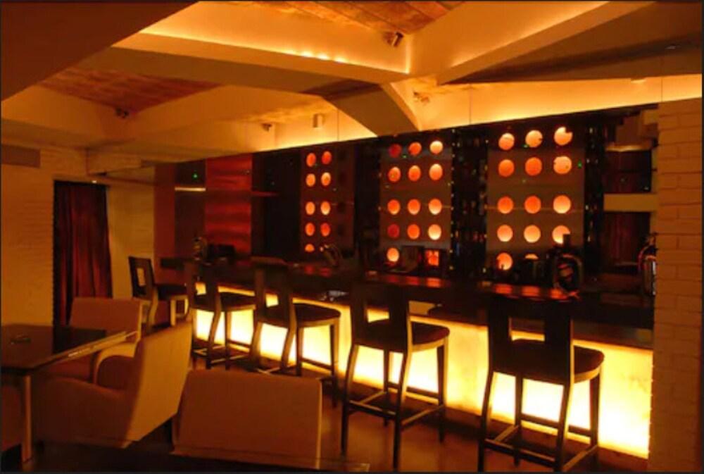 Peninsula Grand Hotel Mumbai Exterior photo